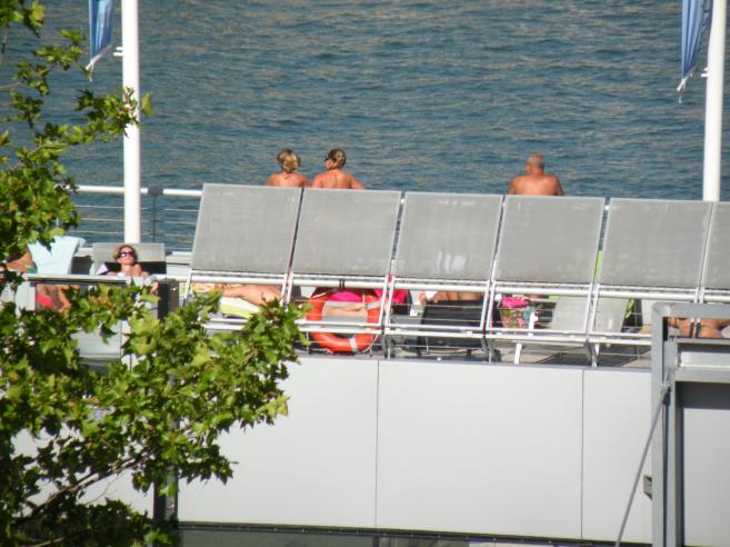  personnes prenant le soleil à la piscine